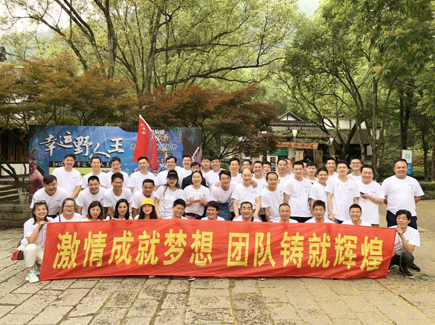 上海思德諾慶制輥，是專業(yè)膠輥生產(chǎn)廠家,提供膠輥包膠定制研磨維修規(guī)格型號價格質(zhì)量及標(biāo)準(zhǔn)的廠家,從事膠輥,高溫膠輥,MDO膠輥,電暈?zāi)z輥,工業(yè)膠輥,印染膠輥,造紙膠輥,防粘膠輥,皮革機(jī)膠輥、紡織膠輥、加熱膠輥、輸送膠輥、造紙膠輥、復(fù)膜膠輥、涂布膠輥,冷卻膠輥生產(chǎn)批發(fā)供應(yīng)